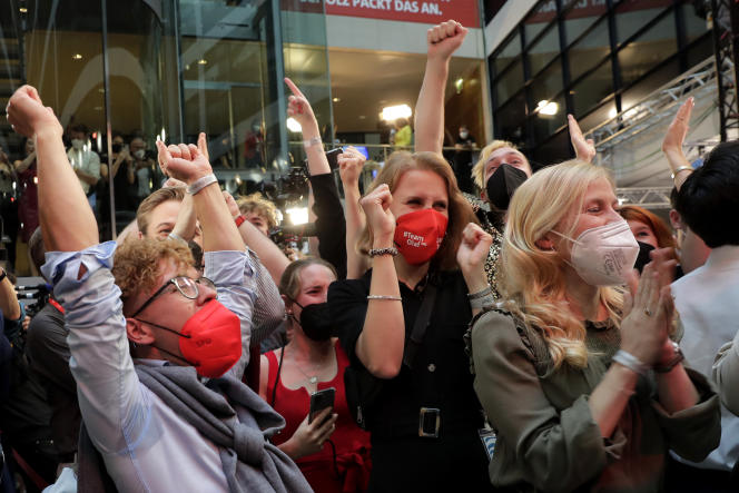 SPD supporters congratulated their party on its victory in the September 26, 2021 parliamentary elections in Berlin.