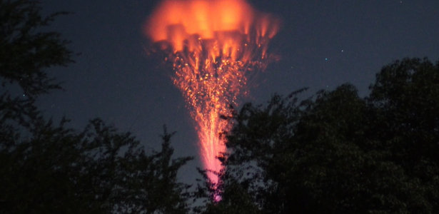 Photographer records rare lightning with 'fireballs';  Look
