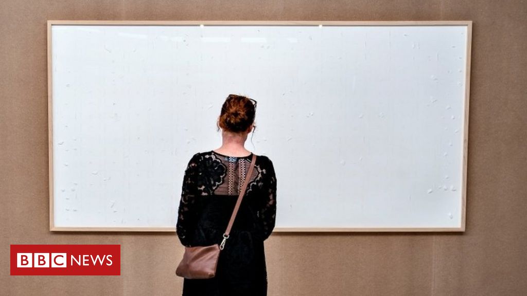 The artist receives $ 450,000 from the museum and presents a blank painting

