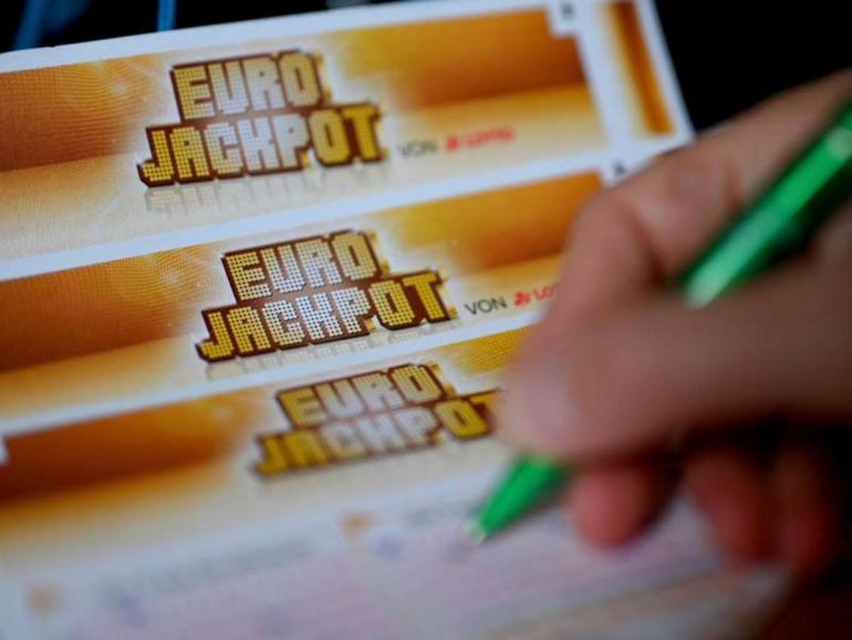 Der Eurojackpot in Höhe von rund 33 Millionen Euro ging diesmal nach Niedersachsen. Foto: Monika Skolimowska/dpa-Zentralbild/dpa Foto: dpa