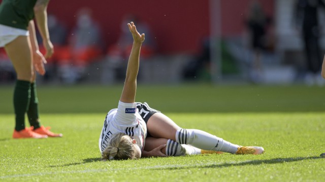 Giulia Gwin (GER) Grass Injured, Injured Soccer Landerspeel Women, European Championship Qualifier, Germany (GER);  Soccer Germany Women's Julia Gwynn