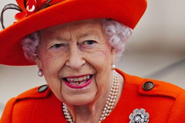 Queen Elizabeth II "depressed and disappointed" not to attend COP26, says British journalist