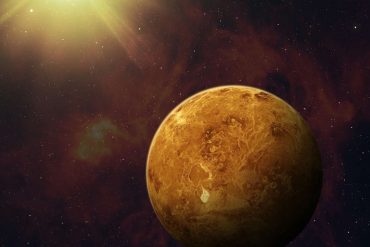 Deuxième planète la plus proche du Soleil, Vénus a aujourd’hui tendance à brûler sous la chaleur de notre Étoile. Mais en était-il de même par le passé ? A-t-elle pu suffisamment se rafraîchir pour former un océan ? « Non », répondent aujourd’hui des chercheurs du CNRS et de l’université de Versailles Saint-Quentin. © revers_jr, Adobe Stock