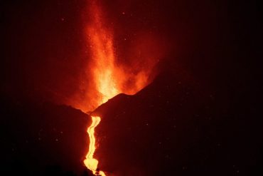 Volcanic eruption in La Palma: Lava River advancing at an astounding speed of 700 meters per hour, sensational images of the flow