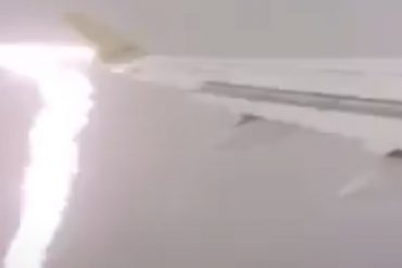 Video: Plane crashes with lightning, passenger catches the moment of impact |  The world