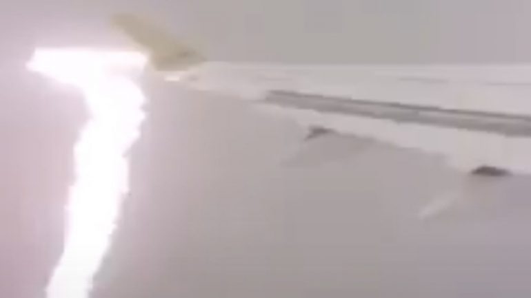 Video: Plane crashes with lightning, passenger catches the moment of impact |  The world