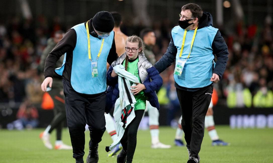 Menina, who escaped from the security guards, ran to Cristiano Ronaldo.  Photo: Paul Faith / AFP