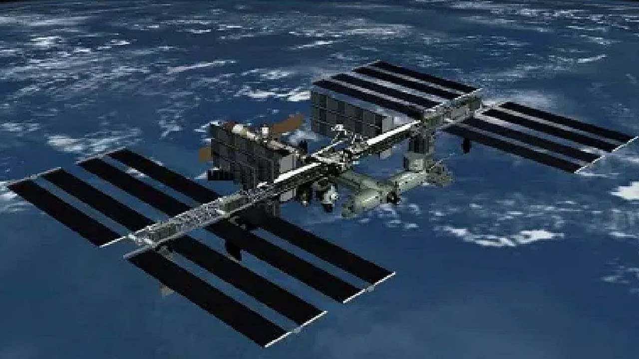 According to NASA, there are five astronauts and two Russian astronauts in space.  They went on two spaceships.  One of them is SpaceX Crew Dragon, Russian Soyuz.  The crew woke up after the satellite crashed.  The astronauts were ordered to close the hatch between the modules.  After the space station approached the field of debris, they returned to the crew Dragon Soyuz.