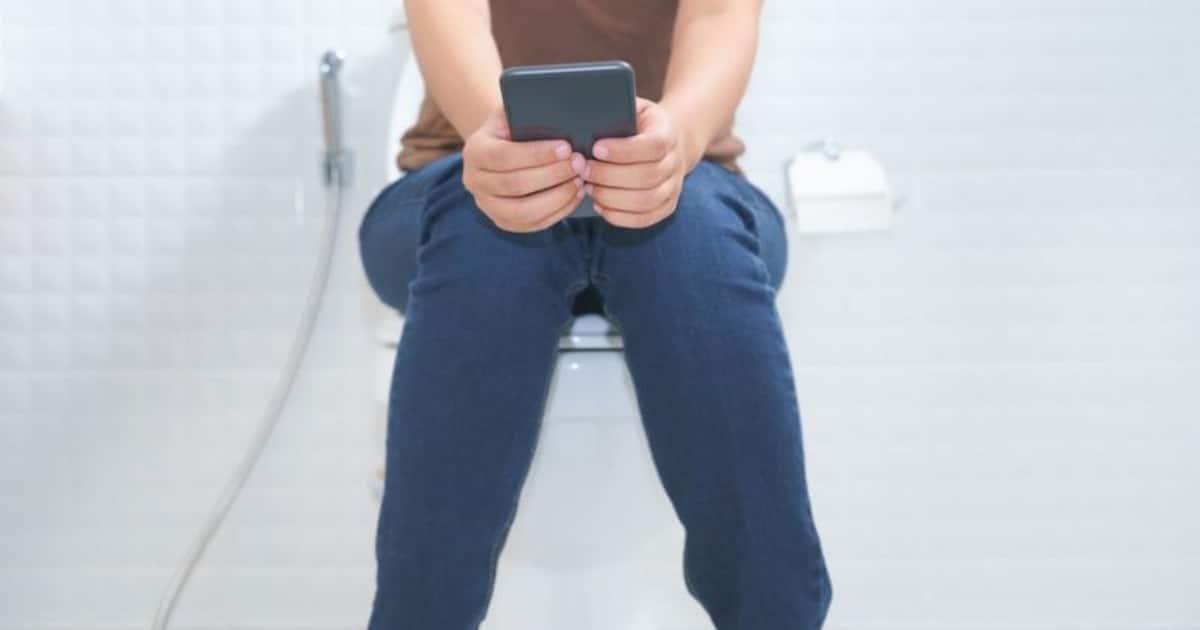 Do you carry a mobile phone with you when you go to the toilet?

