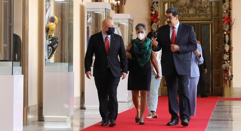 Karim Khan (à esq.) em visita ao presidente venezuelano Nicolás Maduro (à dir.)