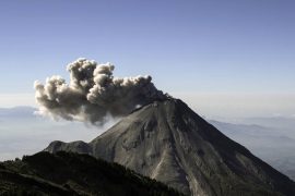 Eine grosse Aschewolke über dem Colima-Vulkan in Mexico im Jahr 2015: Forschenden brachten explosive Vulkanausbrüche in Verbindung mit Zusammenbrüchen chinesischer Dynastien. (Archivbild)