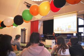 Aufregung in der Aula: Die Münchberger Schüler lernen per Video-Konferenz ihre Partner in Irland kennen.  Lehrerin Ulrike Fränkel (am Pult) ermutigt die Zehnt- und Elftklässler, sich auf Englisch vorzustellen. Foto: /cs