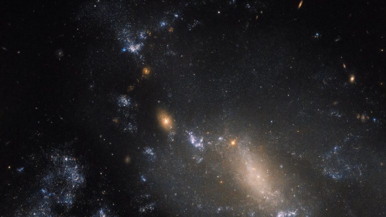 Astrónomos detectan misteriosas estructuras colosales al borde de la Vía Láctea
