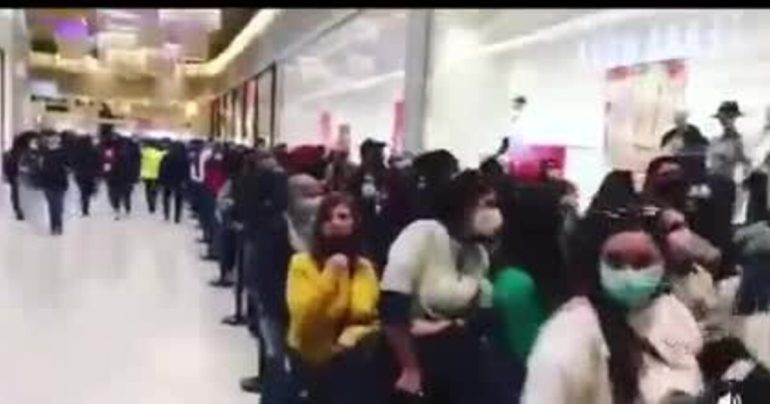 Catania, crowd and madness at shopping center to open Primark: Long queue and controversy