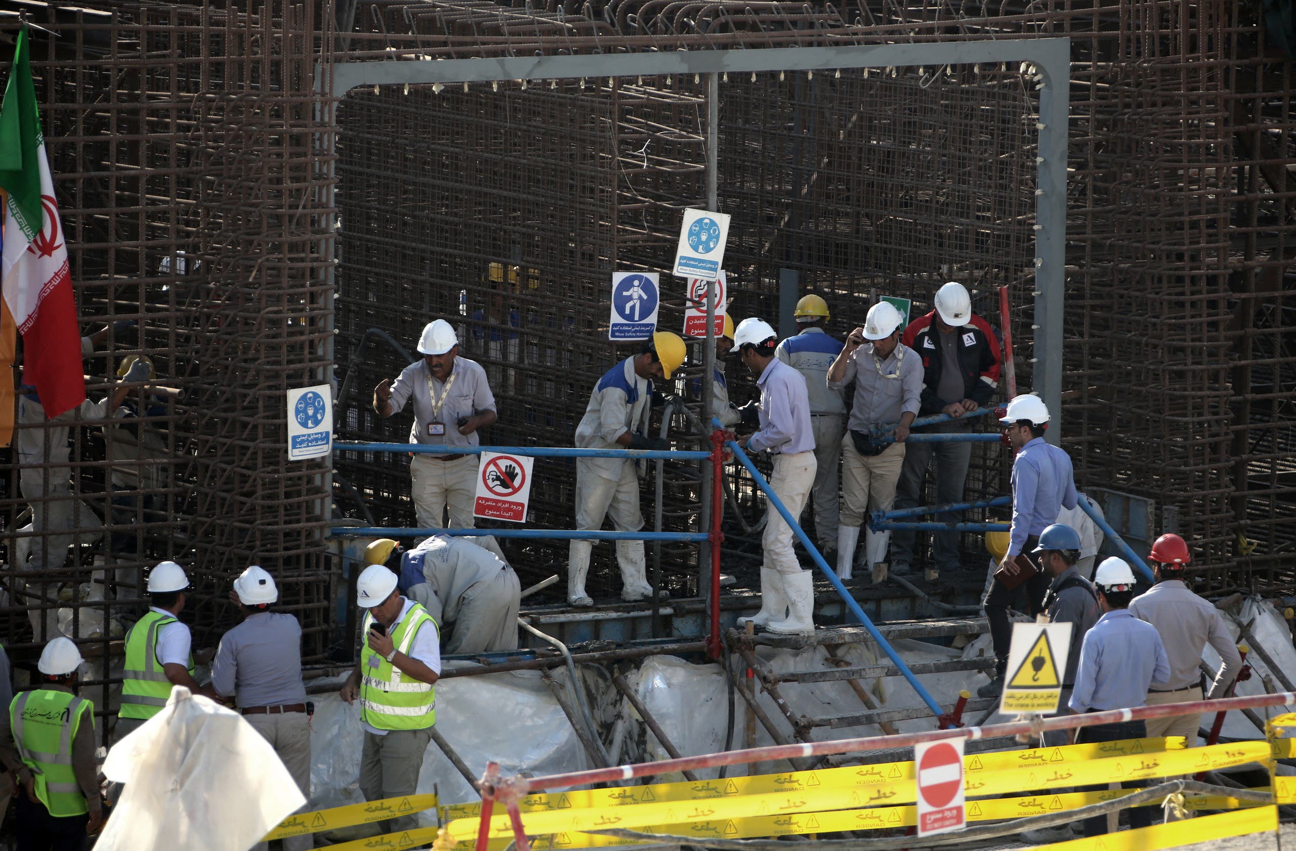 Workers at the Bushehr nuclear reactor site in Iran (Archive-AFP)