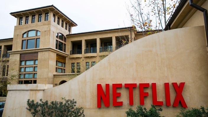 Au Vietnam, Netflix a supprimé l'intégralité de Pine Gap, tandis qu'aux Philippines seulement deux épisodes ont été retirés.