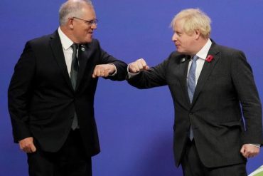 Le premier ministre australien Scott Morrison et le premier ministre britannique Boris Johnson lors de la COP 26 à Glasgow en Écosse en novembre 2021.