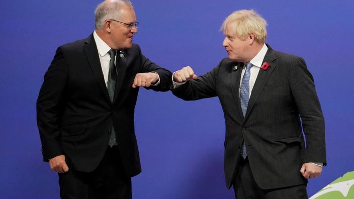 Le premier ministre australien Scott Morrison et le premier ministre britannique Boris Johnson lors de la COP 26 à Glasgow en Écosse en novembre 2021.