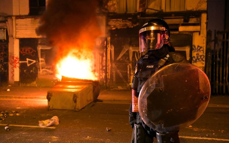 Molotov cocktails against police: Unionists in Northern Ireland ignite Belfast