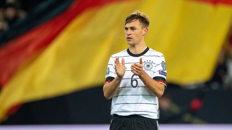 Deutschland gegen Nordirland: Joshua Kimmich auf der Ehrenrunde nach dem 4:0 gegen Weißrussland in Mönchengladbach.