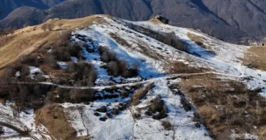ظاهرة خطيرة.. تغيرات المناخ تذيب ثلوج جبال الألب في عز الشتاء (فيديو)