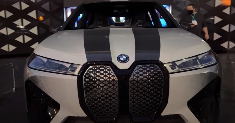 See how BMW was able to change the color of this car with a single click |  Technology