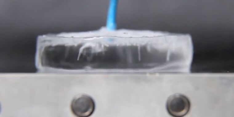 Study: The lidon frost effect occurs in three stages of water: solid, liquid, and vapor.