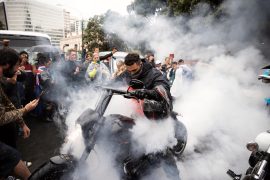 Tåregass and popmusikk mot demonstrantene