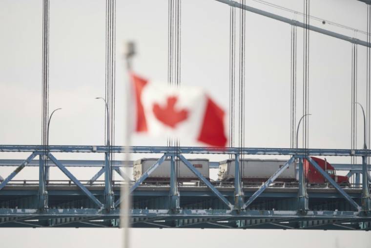 Des camions traverse the Pont Ambassador direction in Detroit, on 14 February 2022 à Windsor, au Canada (AFP / Geoff Robins)