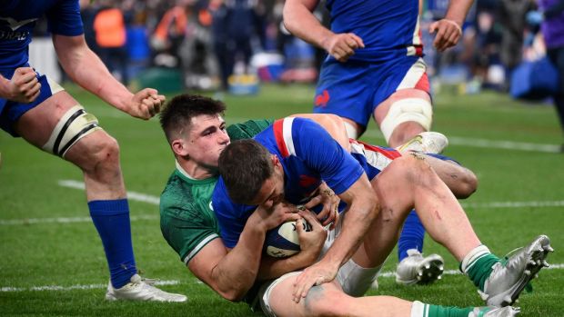 Ireland hooker Dan Sheehan blocked France's fullback Melvin Zaminet to prevent an attempt on the match in Stoute de France.  Photo: Frank Fife / AFP via Getty Images