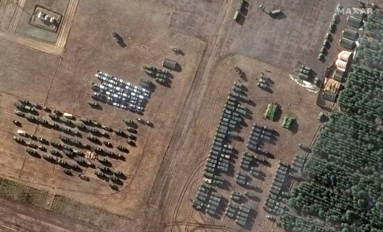 Satellite image provided by Maxer Technologies on 22 February 2022, a satellite image of military vehicles and equipment near Masir in Belarus, north of the Ukrainian border © 2022 Maxer Technologies / -)