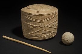Le tambour à craie, la boule de craie et l'épingle en os, datant de 3005 à 2890 avant J.-C., découverts sur un domaine près du village de Burton Agnes.
