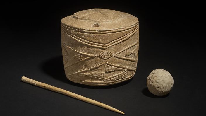 Le tambour à craie, la boule de craie et l'épingle en os, datant de 3005 à 2890 avant J.-C., découverts sur un domaine près du village de Burton Agnes.