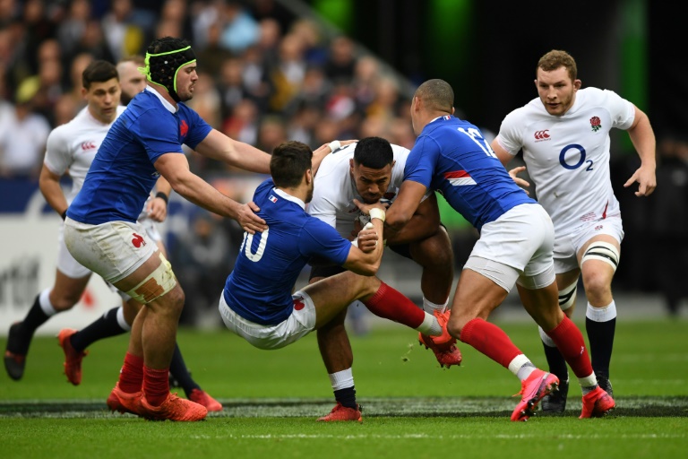 France's XV opener Romain Entamak (C) will face English-centric Manu Tuilagi during a match at the Six Nations Nations Tournament in St-Denis, Saint-Denis on February 2, 2020.
