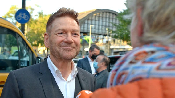 Sir Kenneth Branagh - actor, director and screenwriter talking about his film in an interview on the red carpet at the Hamburg Film Festival "Belfast" © NDR Photo: Patricia Batlle