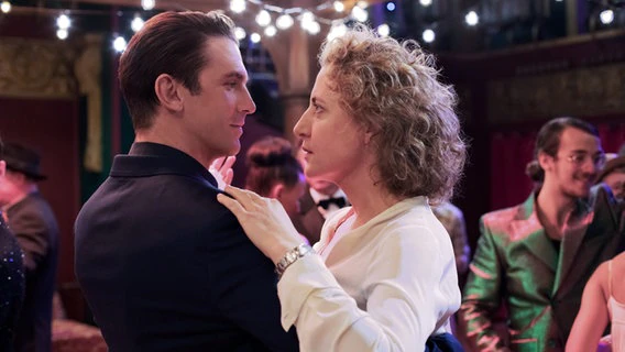 Dan Stevens dances with Maren Egert in a scene from Maria Schroeder's Berlin competition film "I am your man" © Christine Frenzl / Gorgeous Photo: Christine Frenzl