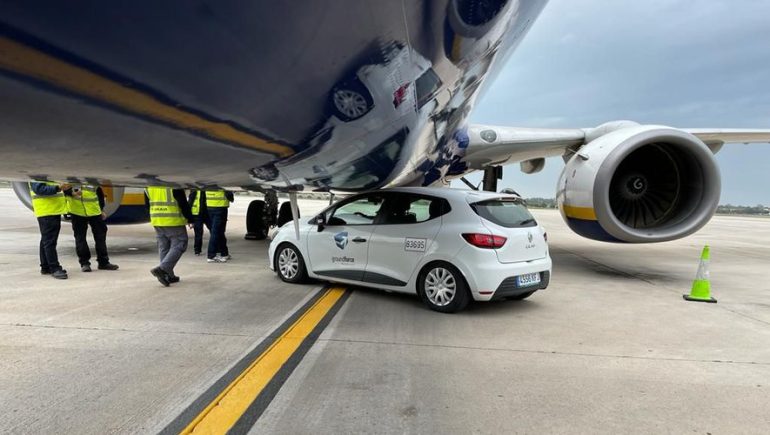 In Spain, a Cleo crashes into a plane and Ryanair's Boeing can not take off