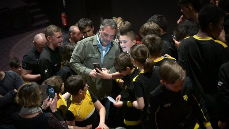 Toulouse coach Ugo Mola meets young rugby players at Albie