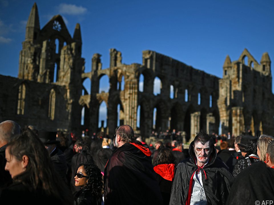 World record attempt: 1,369 vampires in front of the wreckage of Whitby Abby