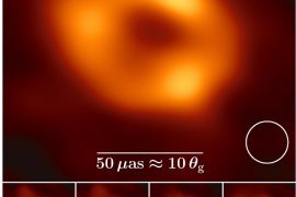 זוהי התמונה הראשונה של Sagittarius A* החור השחור העל-מסיבי במרכז הגלקסיה שלנו. זו העדות החזותית הישירה הראשונה לנוכחות החור השחור הזה.  עד כה הוא זוהה בזכות השפעתו על הכוכבים הקרובים אליו. החור השחור צולם באמצעות טלסקופ אופק האירועים (EHT), מערך שחיבר יחד שמונה מצפי רדיו קיימים ברחבי כדור הארץ כדי ליצור טלסקופ וירטואלי אחד "בגודל כדור הארץ". הטלסקופ נקרא על שם אופק האירועים, כינוי לגבול החור השחור שמעבר לו שום אור לא יכול לברוח. נדרשו חמש שנים לעיבוד התמונה. קרדיט: שותפות EHT