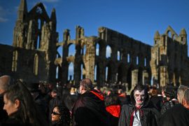 Weltrekordversuch: 1.369 Vampire vor den Ruinen der Abtei Withby