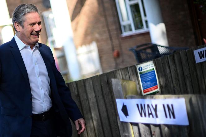 Leader of the Opposition in the UK Labor Party arrives at a polling station in London on May 5, 2022. 