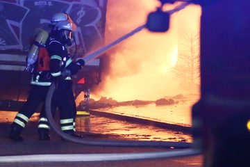 Firefighters extinguish a gazebo in Osterburg and found the man burned!