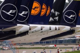 La compagnie allemande Lufthansa va supprimer en juillet quelque 900 vols intérieurs et européens prévus les vendredi et week-ends au départ et à destination de Francfort et Munich.