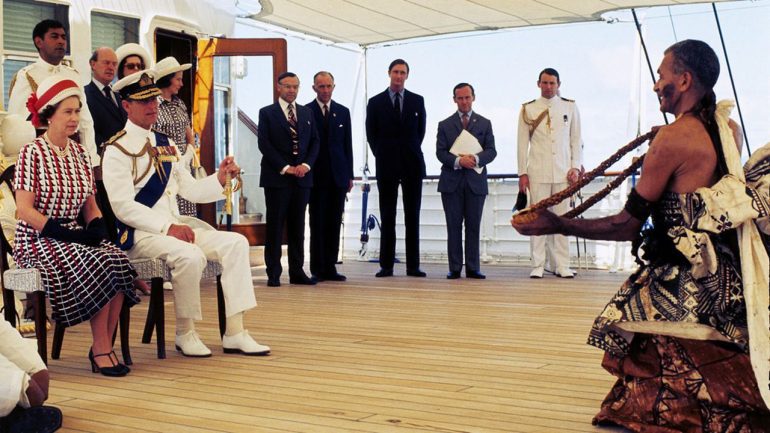 La reine Elizabeth ll et le Prince Philip assistaient en 1977 à une danse traditionnelle aux îles Fidji lors d'une visite dans cette république devenue indépendante en 1970 et dont l'hymne est « God bless Fiji ».