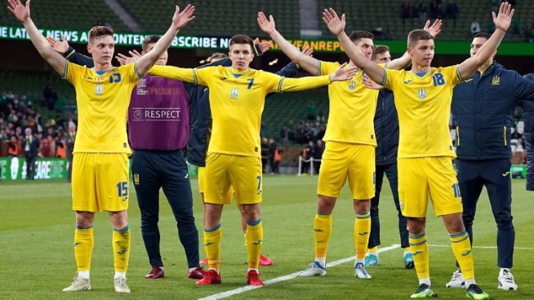 Danylo Ignatenko (au milieu, chaussures blanches) célèbre la victoire ukrainienne face à l'Irlande.
