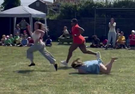 In England, a woman fell while running in a competition invited by her daughter