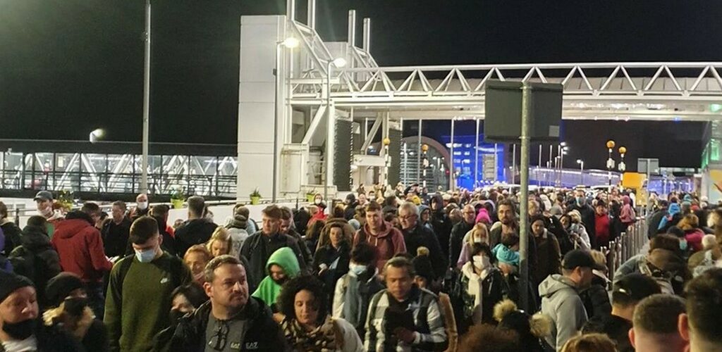Endless queue at Dublin airport - @dog_n_dad - Instagram