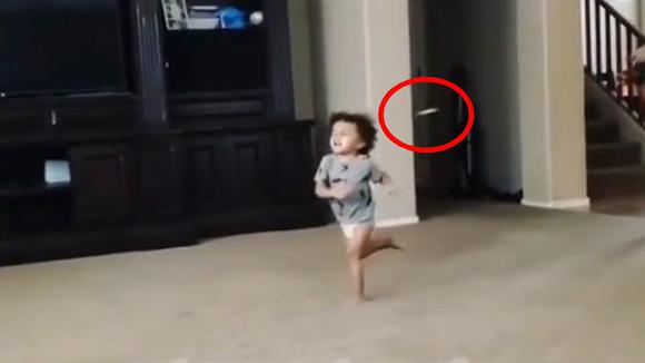 Father and son are going viral for their epic game (Video: TikTok/@decruzt.23).