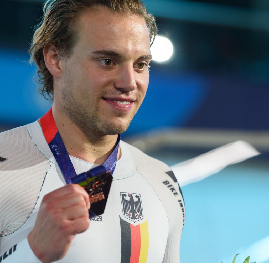 Maximilian Donbach shows off his bronze medal